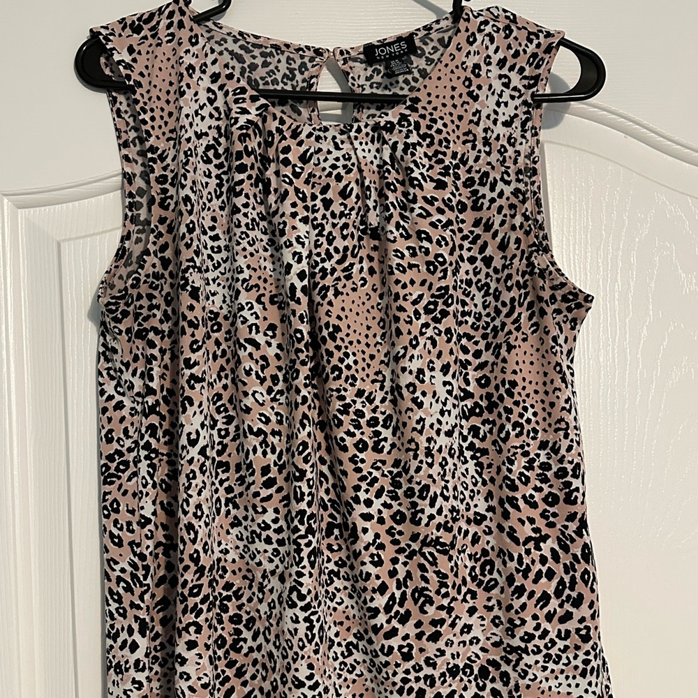 Jones New York Leopard Print sleeveless Blouse, Size Medium. Good condition.